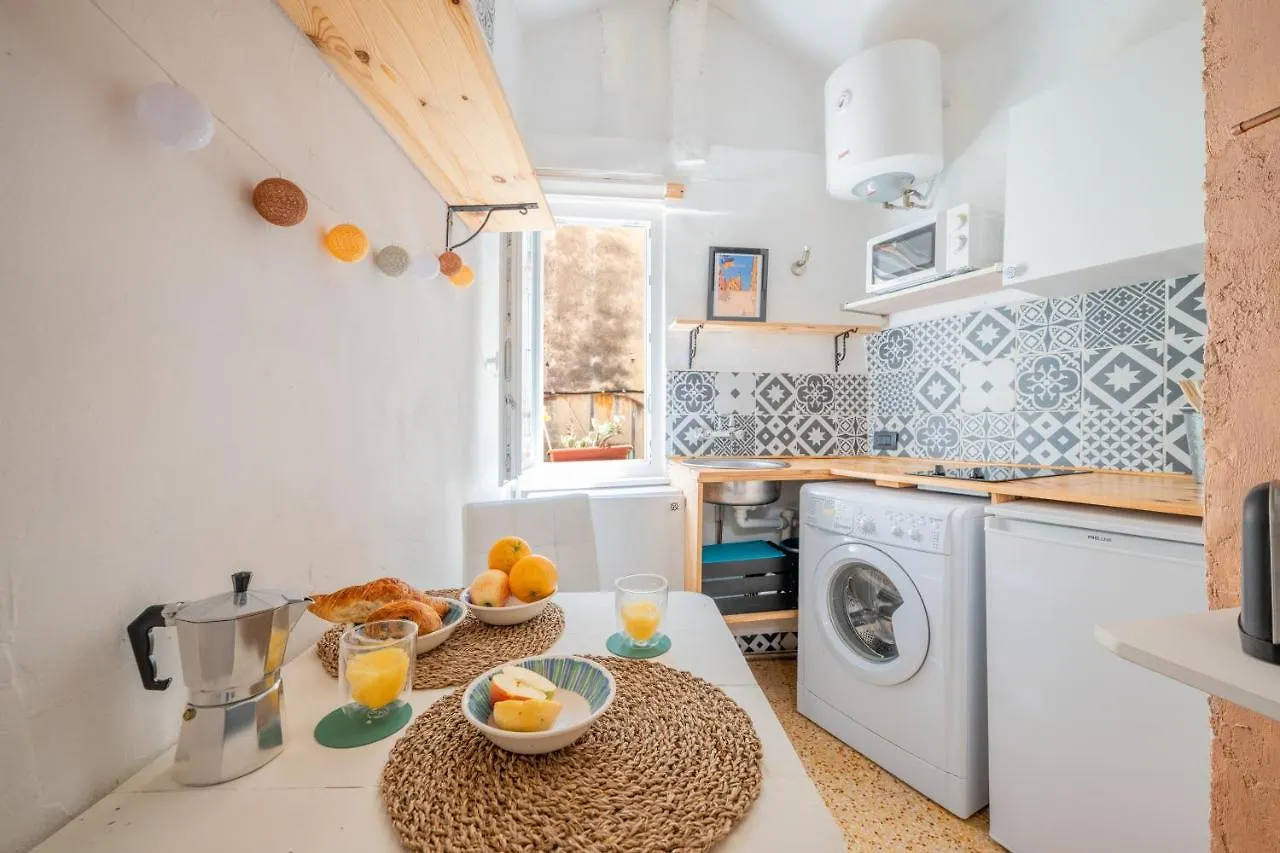 Apartment Charmant Studio Vieille Ville De Menton, Basilique Saint-Michel